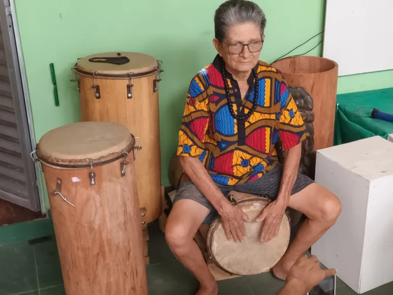 Zeca Negrão confecciona e toca os instrumentos de carimbó