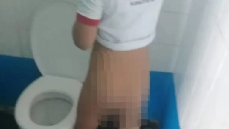 Guiada pelo monitor da escola até onde o filho estava, a mãe da criança testemunhou a triste cena