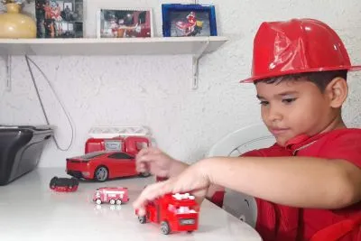 Arthur é apaixonado por tudo o que se refere aos bombeiros.