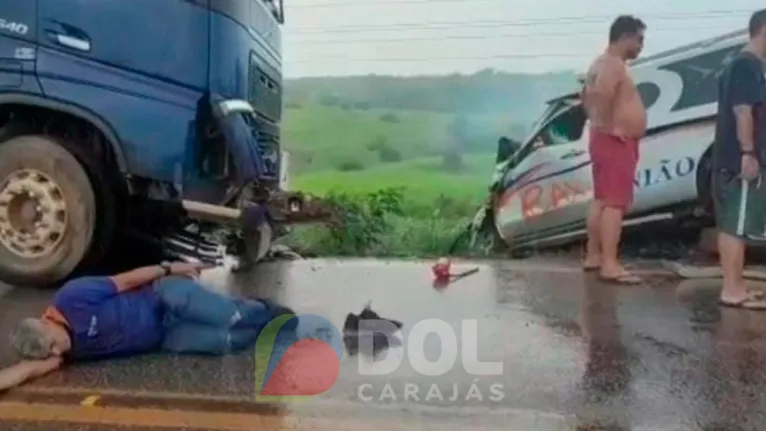 Apesar do impacto e da violência do acidente, o condutor do carro funerário passa bem