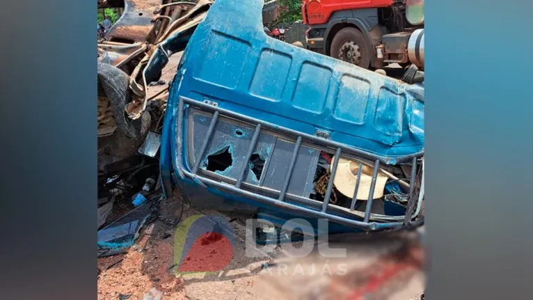 Pedaços da caminhonete ficaram espalhados no meio da rodovia, mostrando a violência do acidente