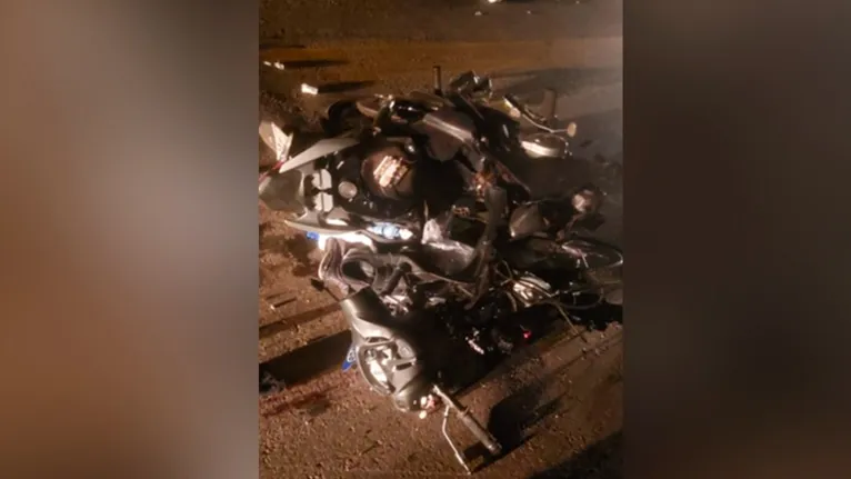 A moto ficou completamente destruída com o impacto do acidente