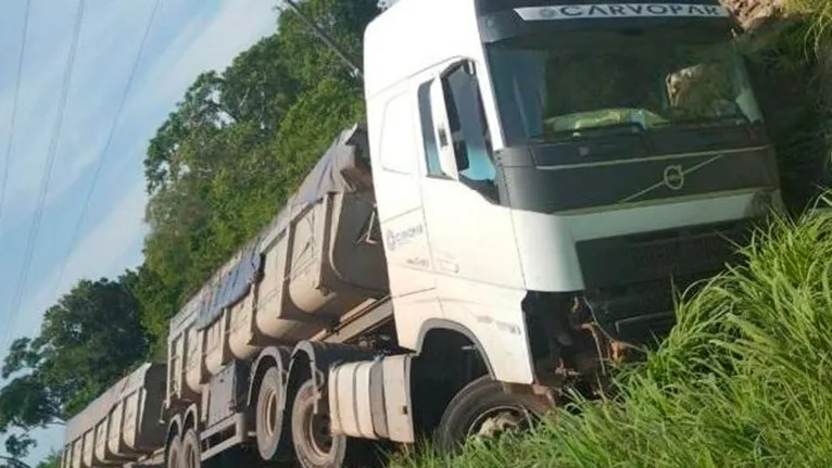 Com a batida, a carreta bitrem carregada de minério saiu da rodovia