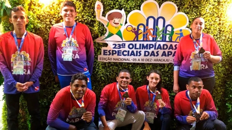 Estudantes exibem com orgulho as medalhas conquistadas no evento