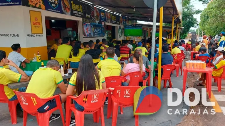 Torcedores atentos acompanham a partida