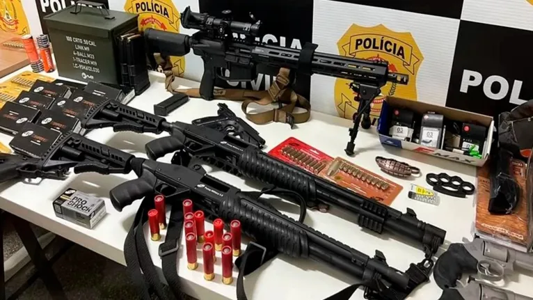 O suspeito será indiciado por porte e posse ilegais de armas e munições, além de crime contra o Estado Democrático de Direito