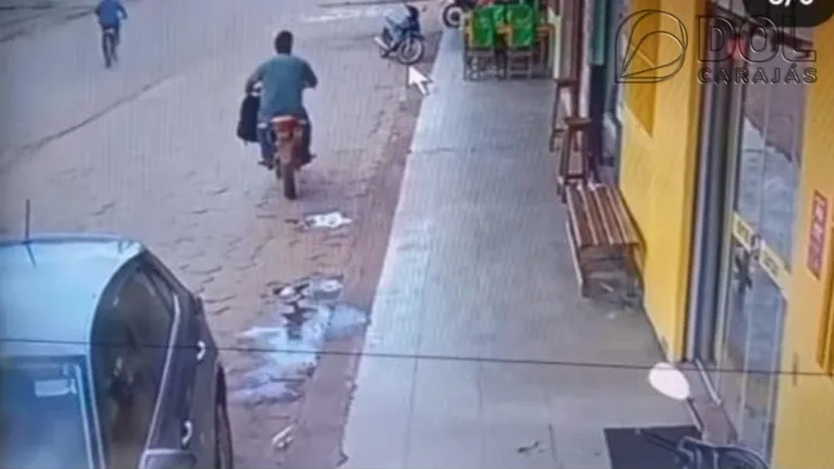 Câmera flagra momento em que o homem sai da loja, pega uma moto e vai embora