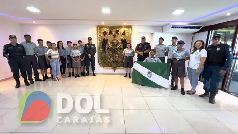 Comandante-Geral da PM, Coronel Dilson Júnior, com a diretora da escola, representante da Seduc, professoras e policiais militares que atuam no SUME em Marabá