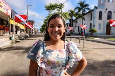 Isabela Pantoja, convidada pelo governador, cantou e emocionou na solenidade