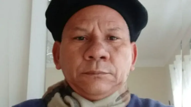 Carlos Alberto Ribeiro, de 59 anos, foi encontrado em sua residência, ensanguentado e com perfurações pelo corpo
