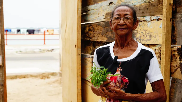 Dona Zefinha nasceu, se criou e recebeu da mãe dela, dona Maria Pretinha, o ofício da cura, tornando-se Benzedeira