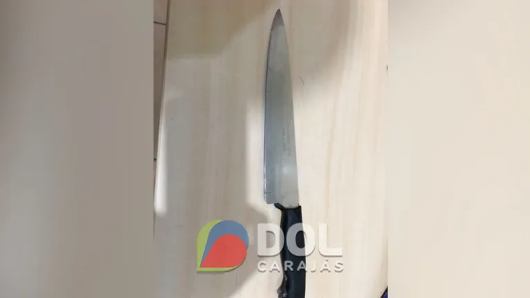 A faca foi apreendida junto com o suspeito que foi preso