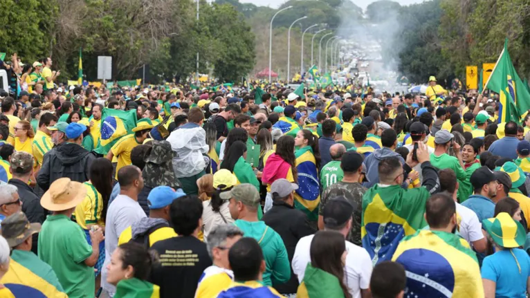 Manifestantes se reúnem em frente ao QG do Exército em Brasília