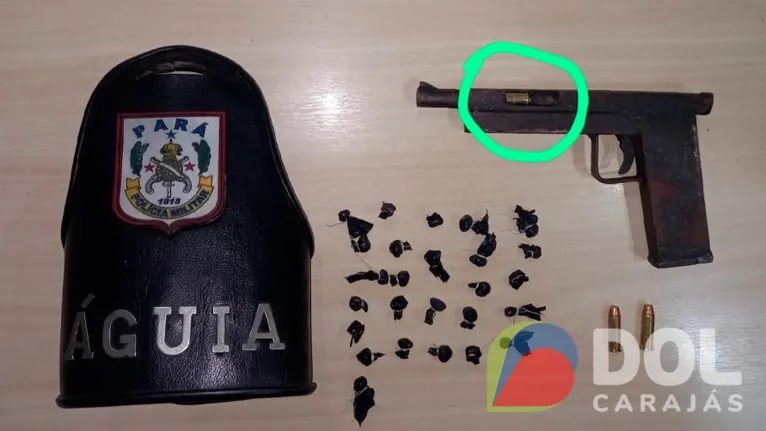 Arma de fogo, munições e papelotes de droga apreendidos com o homem