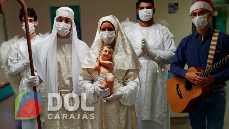 Com túnicas brancas, os atores representaram Maria, José e os anjos, e percorreram as unidades de internação, levando o "Menino Jesus"