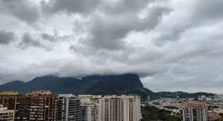 Nuvem orográfica também se forma na Pedra da Gávea