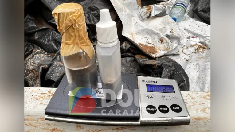 Foram encontrados dois frascos de mercúrio metálico e uma pistola calibre 22, carregada com 15 munições