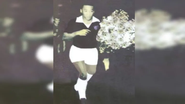 Pelé vestiu a camisa do Remo, em amistoso, nos anos 60
