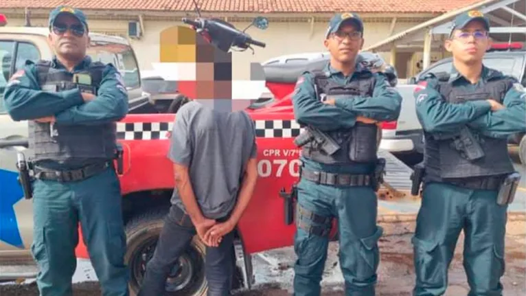 A ação policial que prendeu os dois suspeitos ocorreu durante abordagens e revista pessoal