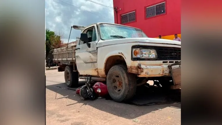 O veículo dirigido pelo suspeito ficou em cima da moto