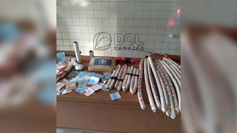 Em poder do criminoso a polícia encontrou um tijolo de maconha pesando cerca de 1 quilo, 70 gramas de cocaína e 17 bananas de dinamite