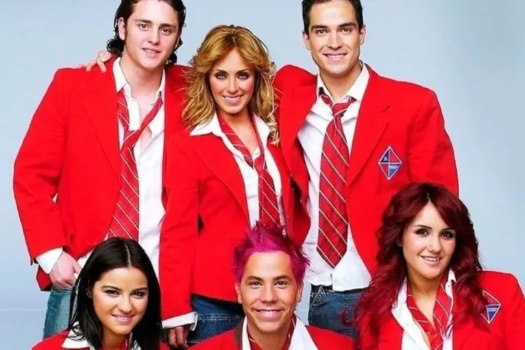 Formação original do RBD, no auge do sucesso entre 2006 e 2008.