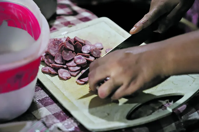 Belém, Pará, Brasil. Cidade. Altas de preços de itens da alimentação e seus impactos na comercialização do PF ou comida de rua. 28/11/2022. Foto: Irene Almeida/Diário do Pará.