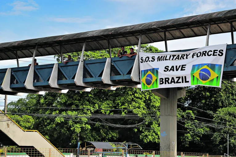 Faixa em inglês pede intervenção das forças armadas na democracia brasileira