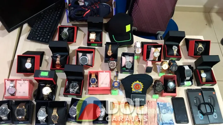 Relógios, celulares tênis e dinheiro foram encontrados com o suspeito