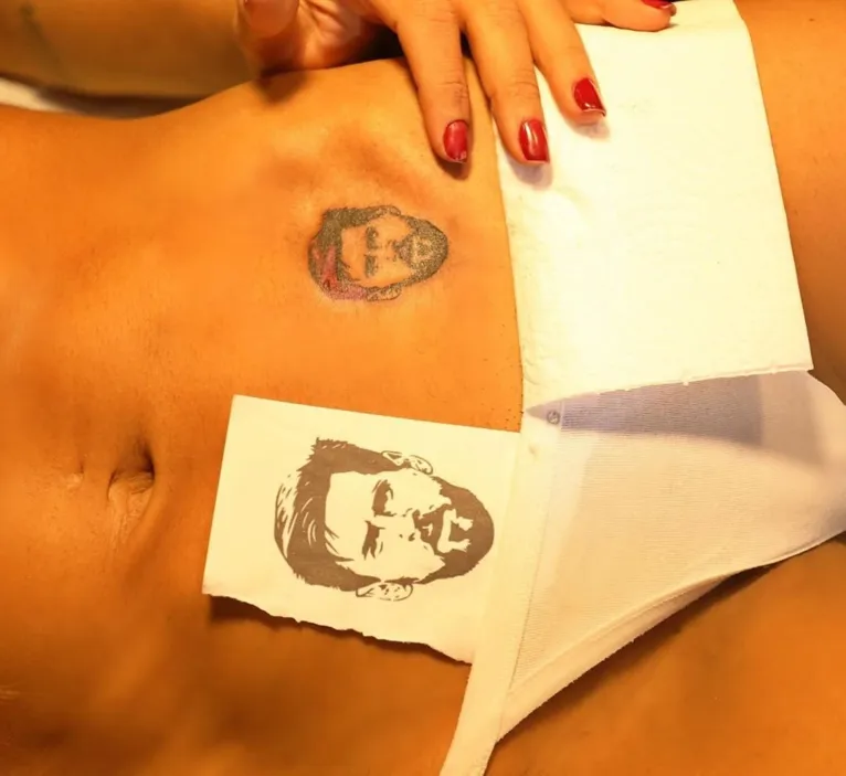 Uma das tatuagens que ela fez para o jogador argentino