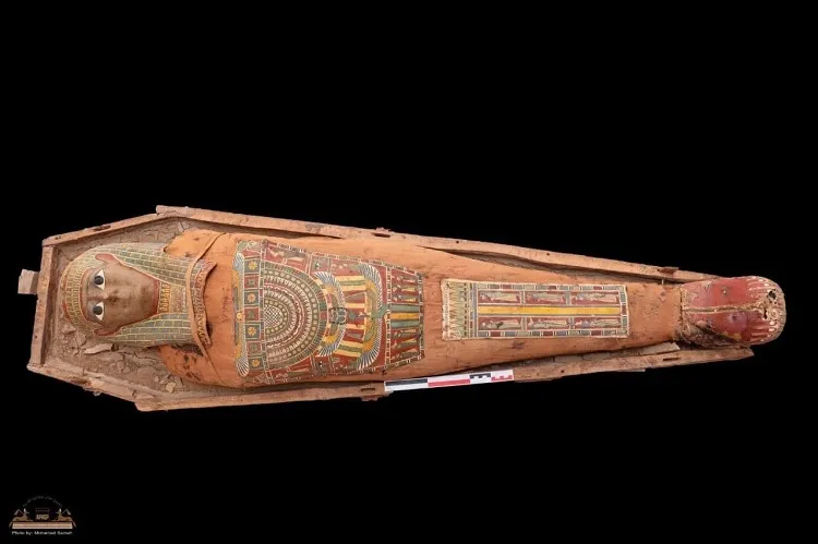 Foram localizados vários caixões feitos em estilos egípcio antigo e grego antigo.