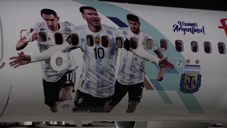 O avião da delegação argentina veio personalizado com Messi, Di Maria e De Paul