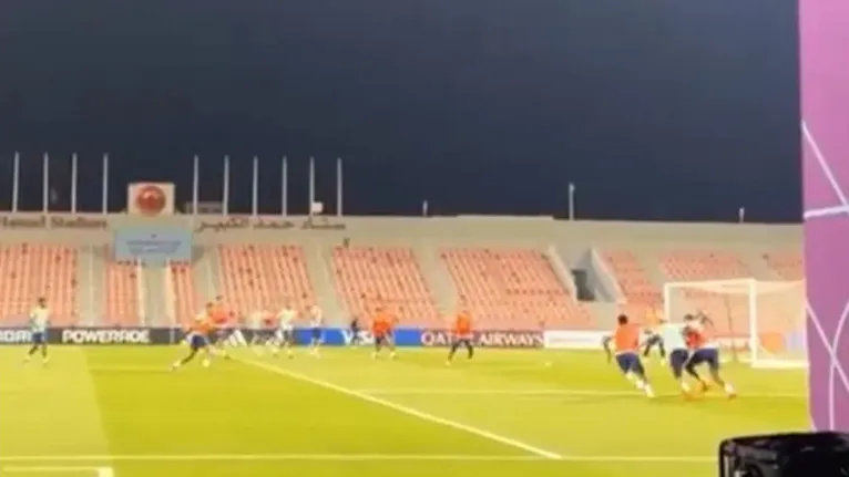 Visitante em treino da Seleção flagrou momento em que Tite esboçou escalação