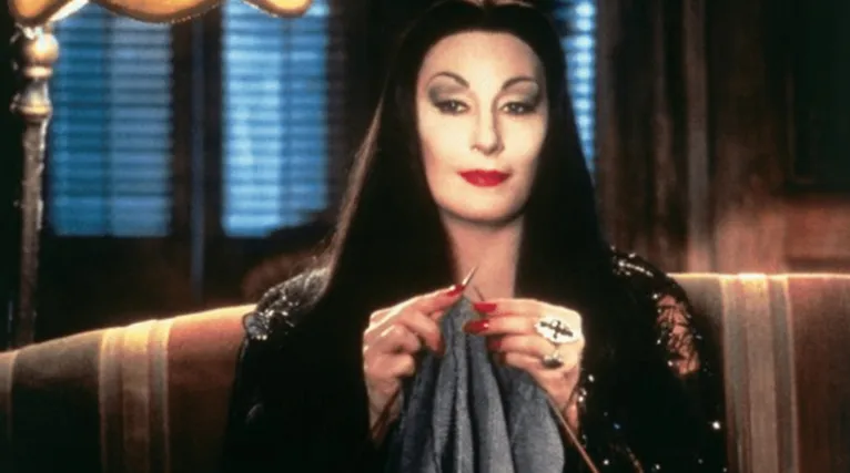 Atriz Anjelica Huston  que fez a mãe de Wandinha Mortícia nos anos 90, deve vir com uma nova personagem