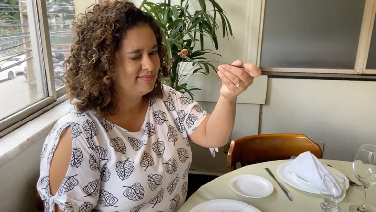 Haynna Hálex provando o Filé Marajoara feito no Restaurante Avenida.