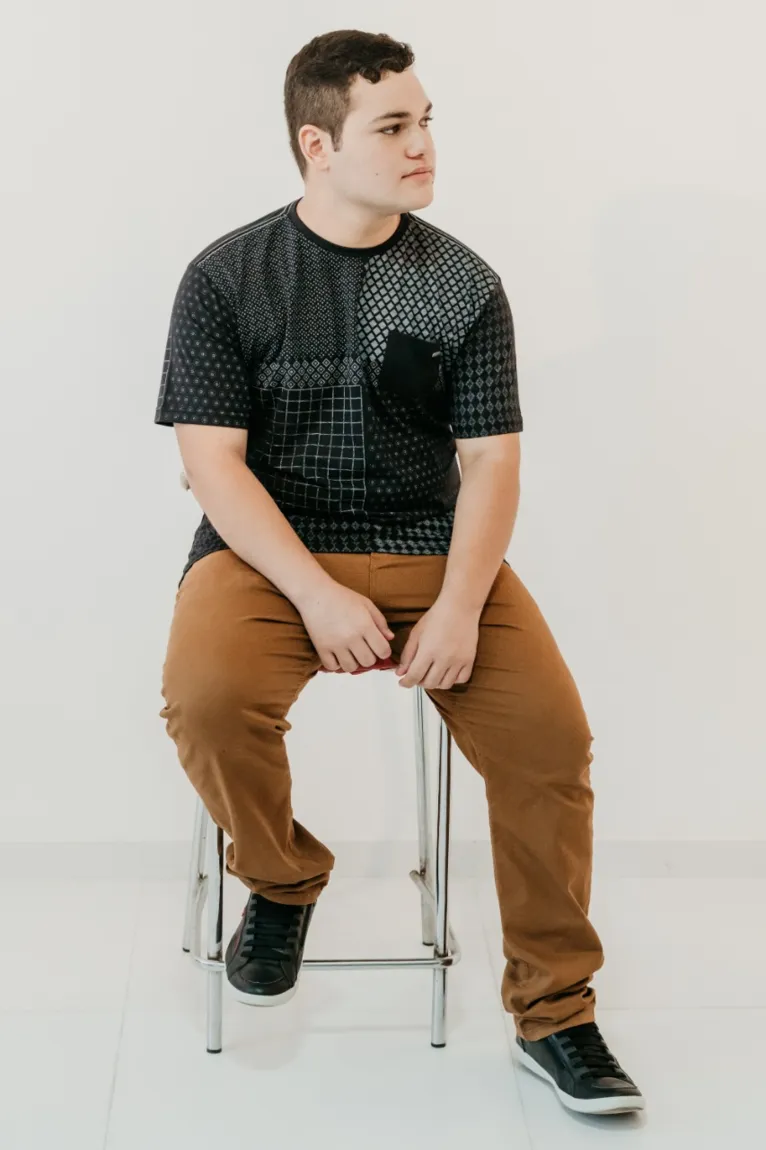 Guga canta "Meu Coração É Teu"