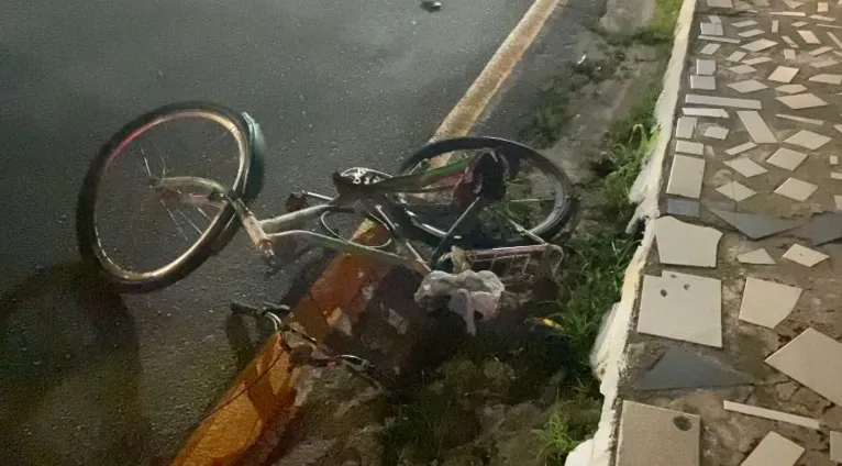 A bicicleta ficou destruída devido à violência do impacto.