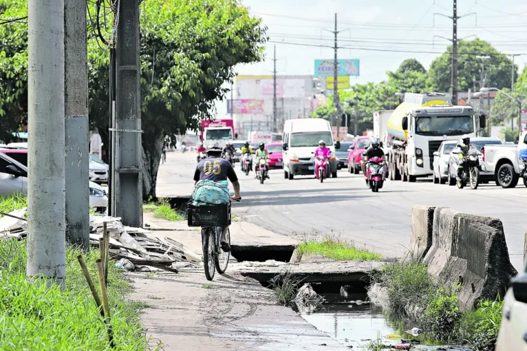 Sem opções, ciclistas se arriscam no meio de carros e ônibus para conseguir trafegar pela avenida