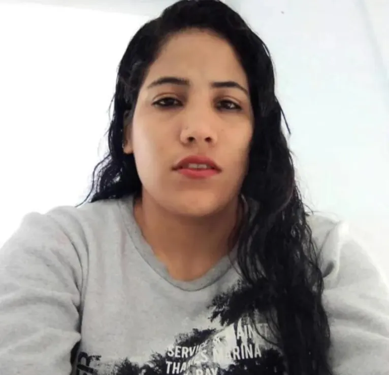 Neusa Maciel, 24 anos, a mãe das meninas.