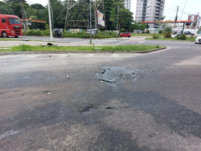 Carro perde controle, bate em semáforo e colide com ônibus