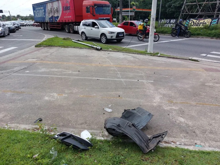 Carro perde controle, bate em semáforo e colide com ônibus