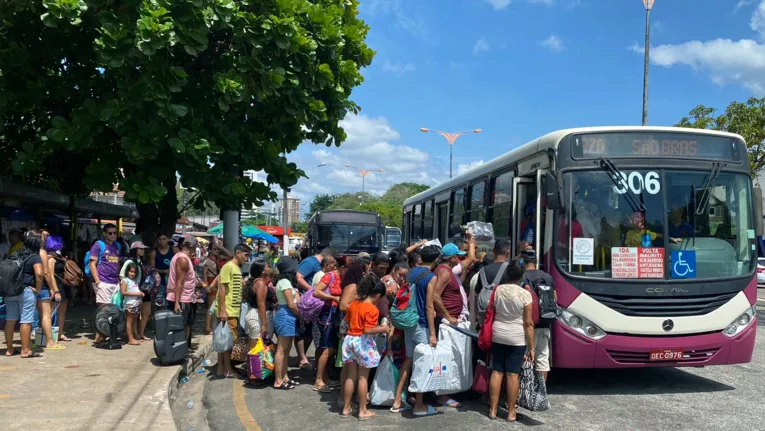 Filas longas de passageiros da linha Mosqueiro/São Brás
