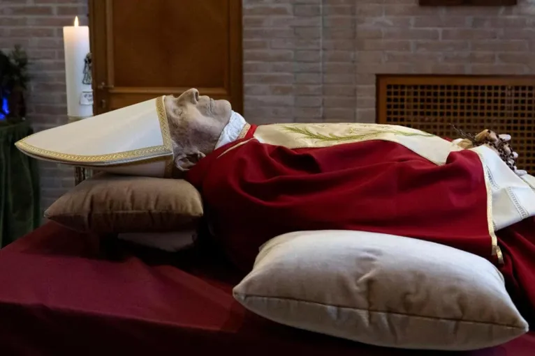 Vaticano divulga fotos do corpo de Papa Bento XVI, veja!