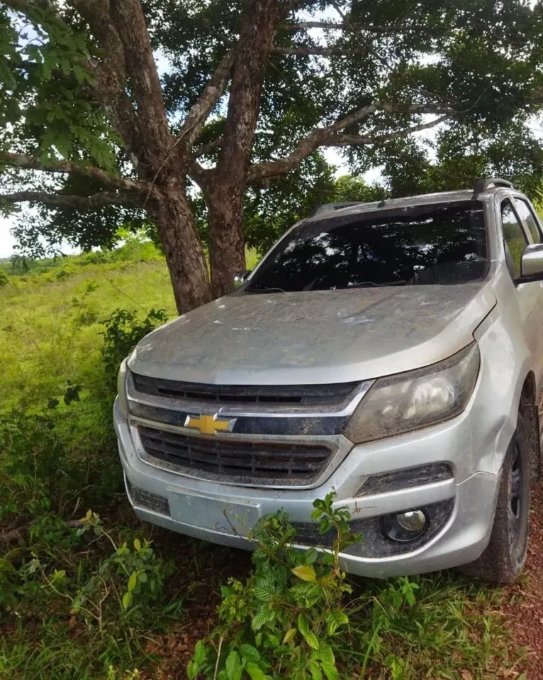 Carro usado pelos bandidos e abandonado em um Ramal de Nova Esperança do Piria