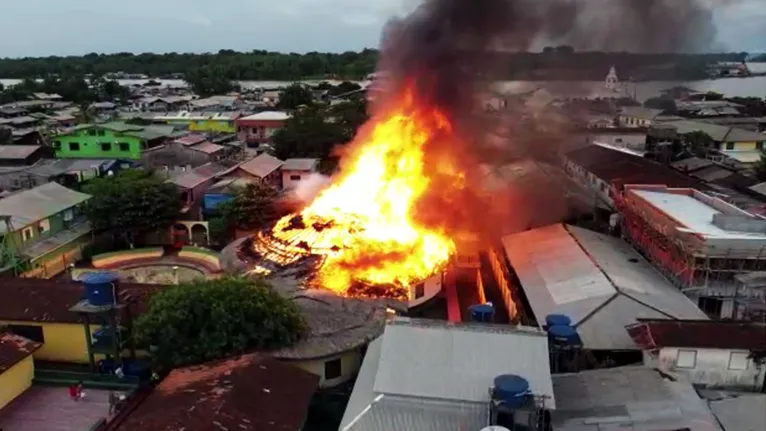Centro Folclórico é incendiado após soltura de fogos de artifício.
