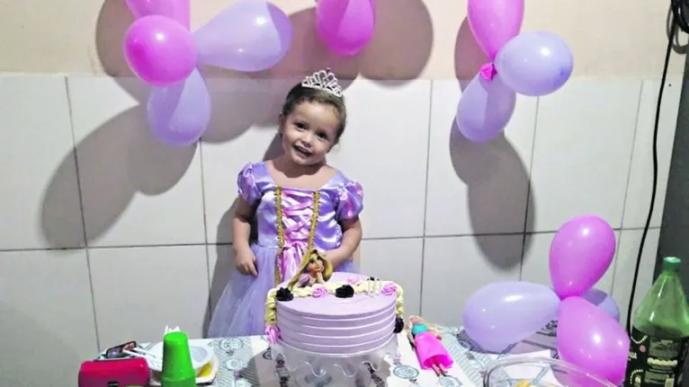 Isadora Oliveira revela que o segredo do Papai Noel é contar com a ajuda de Jesus, que tem seu próprio helicóptero.