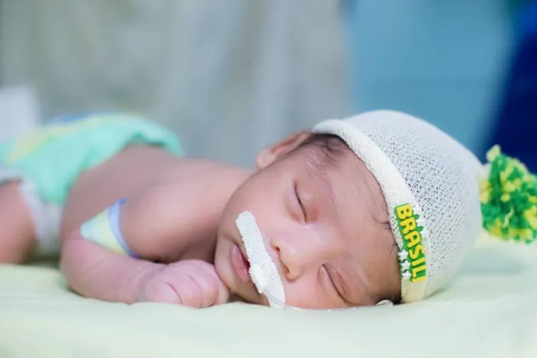 Bebês fazem ensaio fotográfico da Copa em hospital do Pará