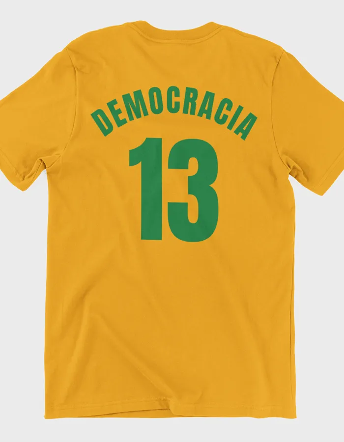 Versão da camisa da seleção com a defesa da democracia