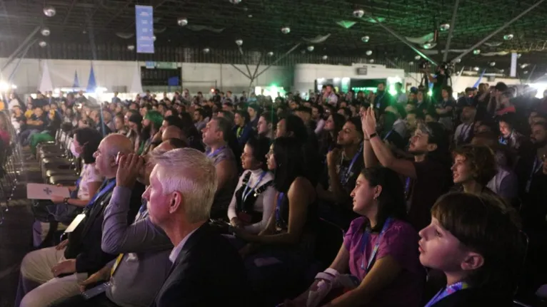 Pessoas do mundo inteiro participam do maior evento de tecnologia do país