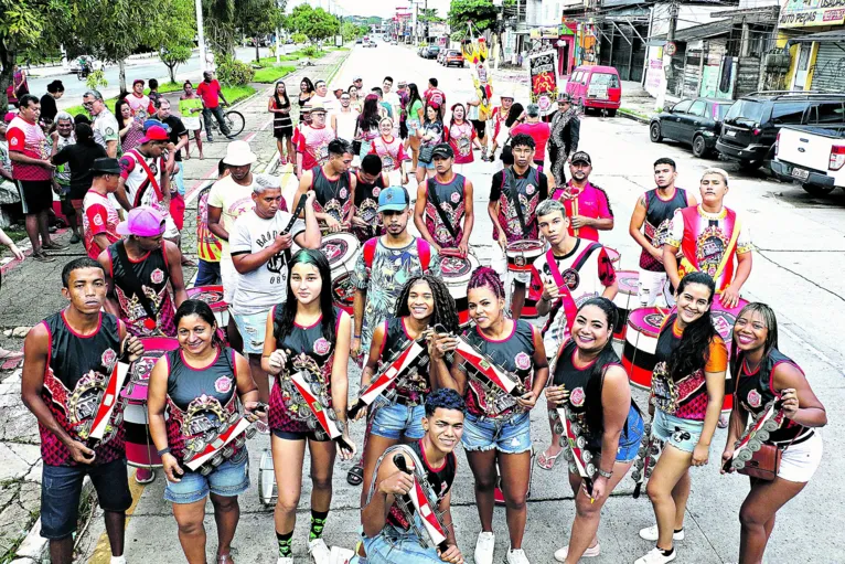A Piratas da Batucada levou alegria para as ruas do bairro da Pedreira